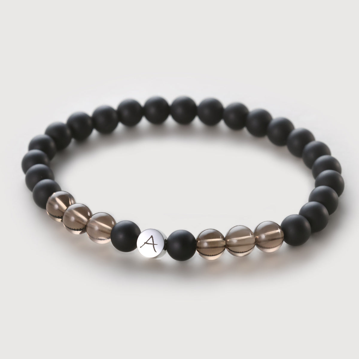 Rauchquarz & Onyx Armband mit Gravurperle – komplette Ansicht mit graviertem Buchstaben A