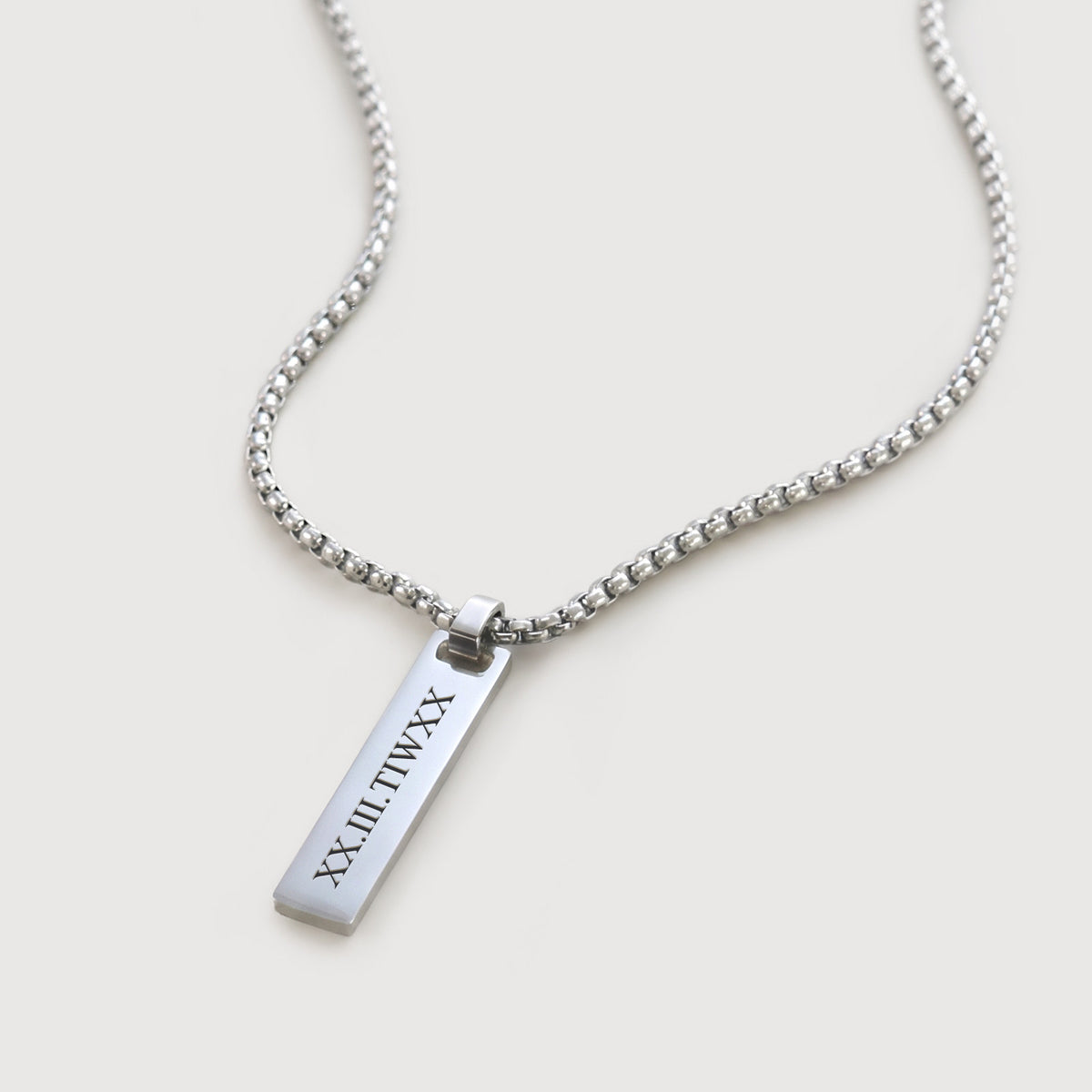 Kette mit personalisierbarem Gravurbarren in Silber – Gravur eines Datums in römischen Zahlen