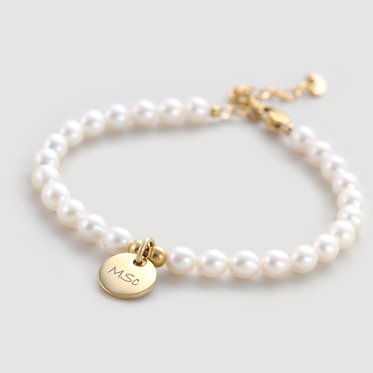 Süßwasserperlen-Armband mit rundem goldenem Gravurplättchen und Initialen