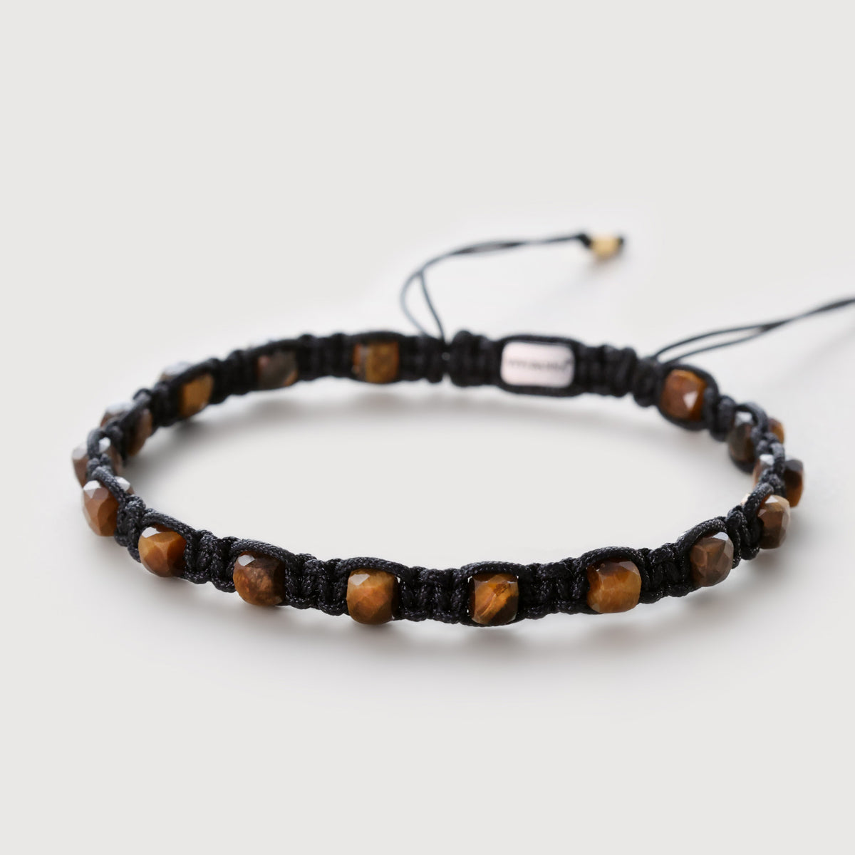 Tigerauge Makramee-Armband personalisierbar – komplette Armbandansicht mit facettierten Perlen