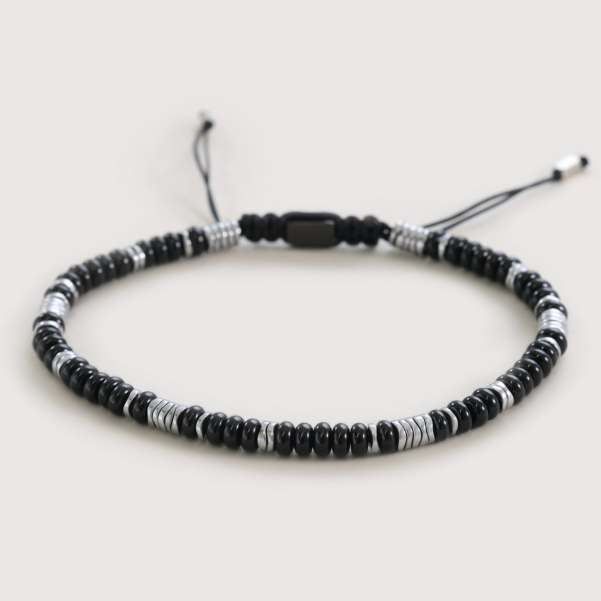 Edelsteinarmband mit schwarzem Onyx und Hämatit, verstellbar – Flatlay der kompletten Perlenkette