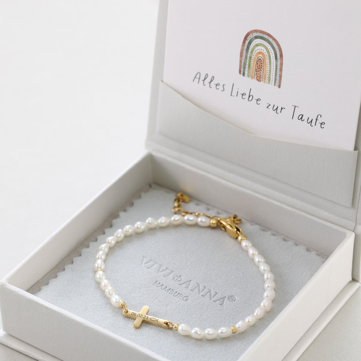 Perlenarmband mit Kreuz-Anhänger und Gravur, in Geschenkbox mit Taufe-Karte