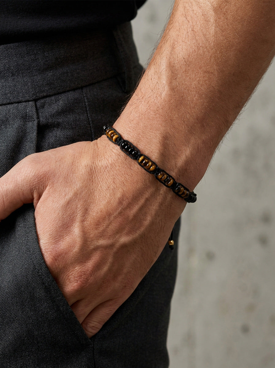 Mann trägt Makramee Armband mit Tigerauge und Onyx am Handgelenk