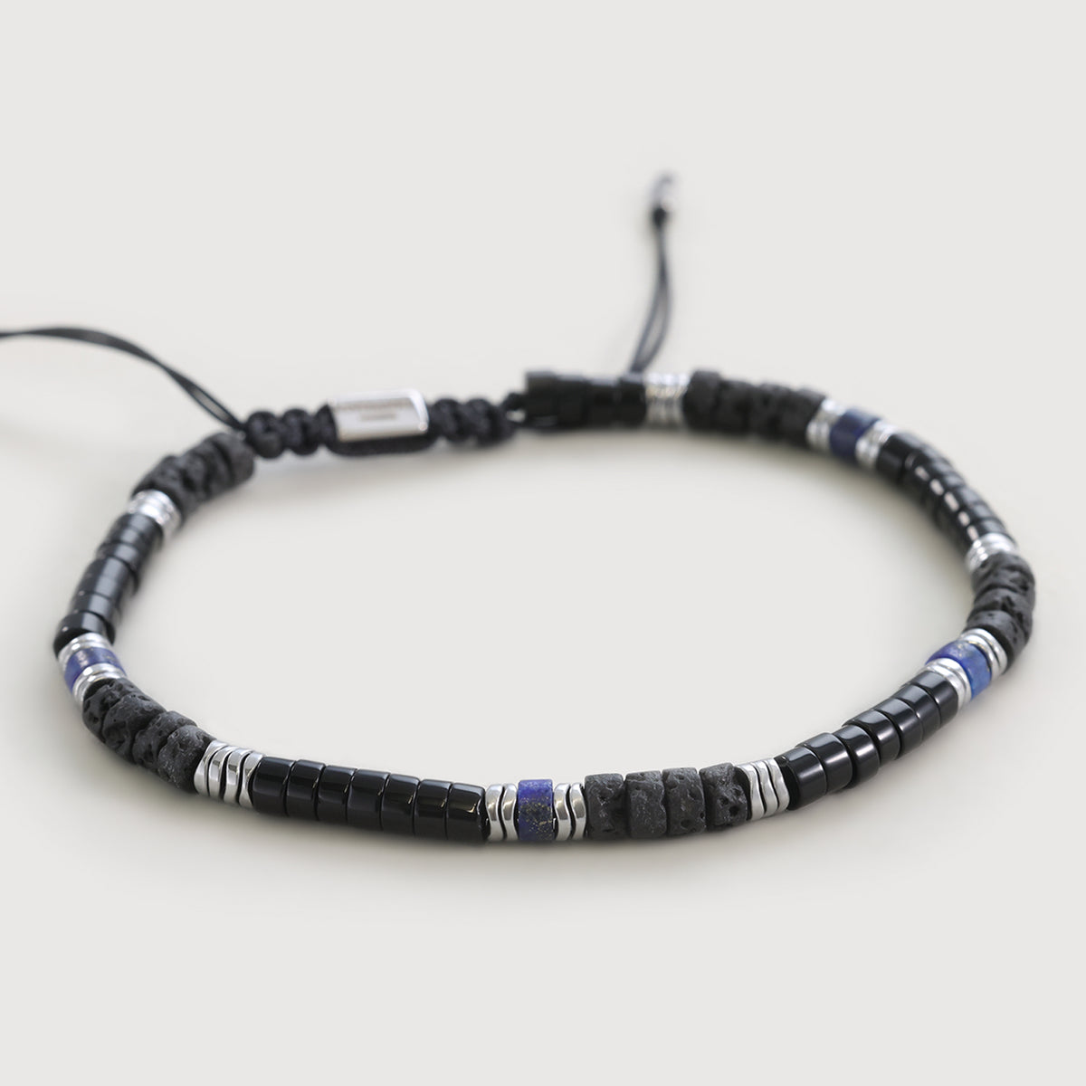 Edelsteinarmband mit schwarzem Turmalin, Lava, Lapislazuli und Hämatit – Flatlay der kompletten Perlenkette
