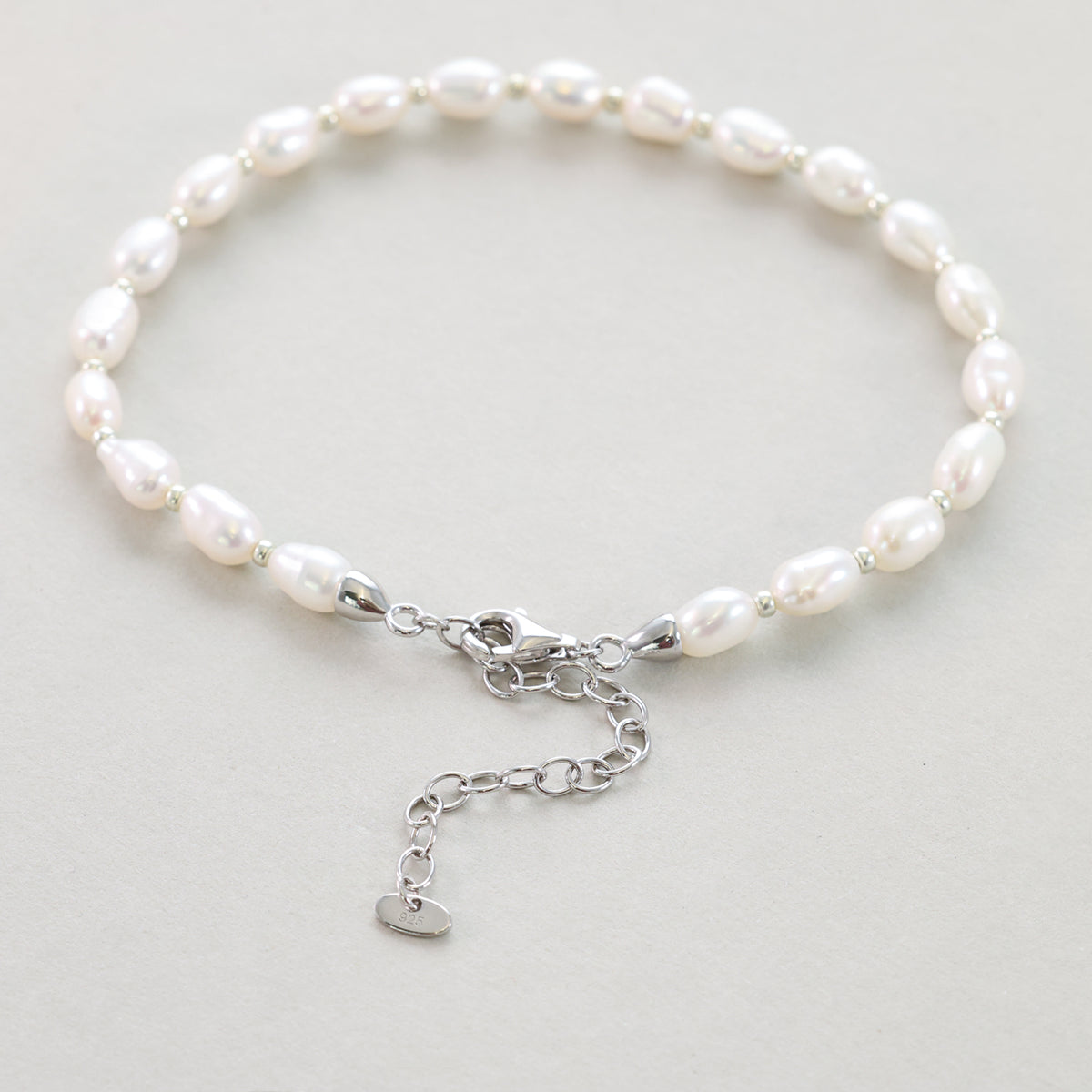 Süßwasserperlenarmband in Silber mit tropfenförmigen Endkappen, Nahaufnahme
