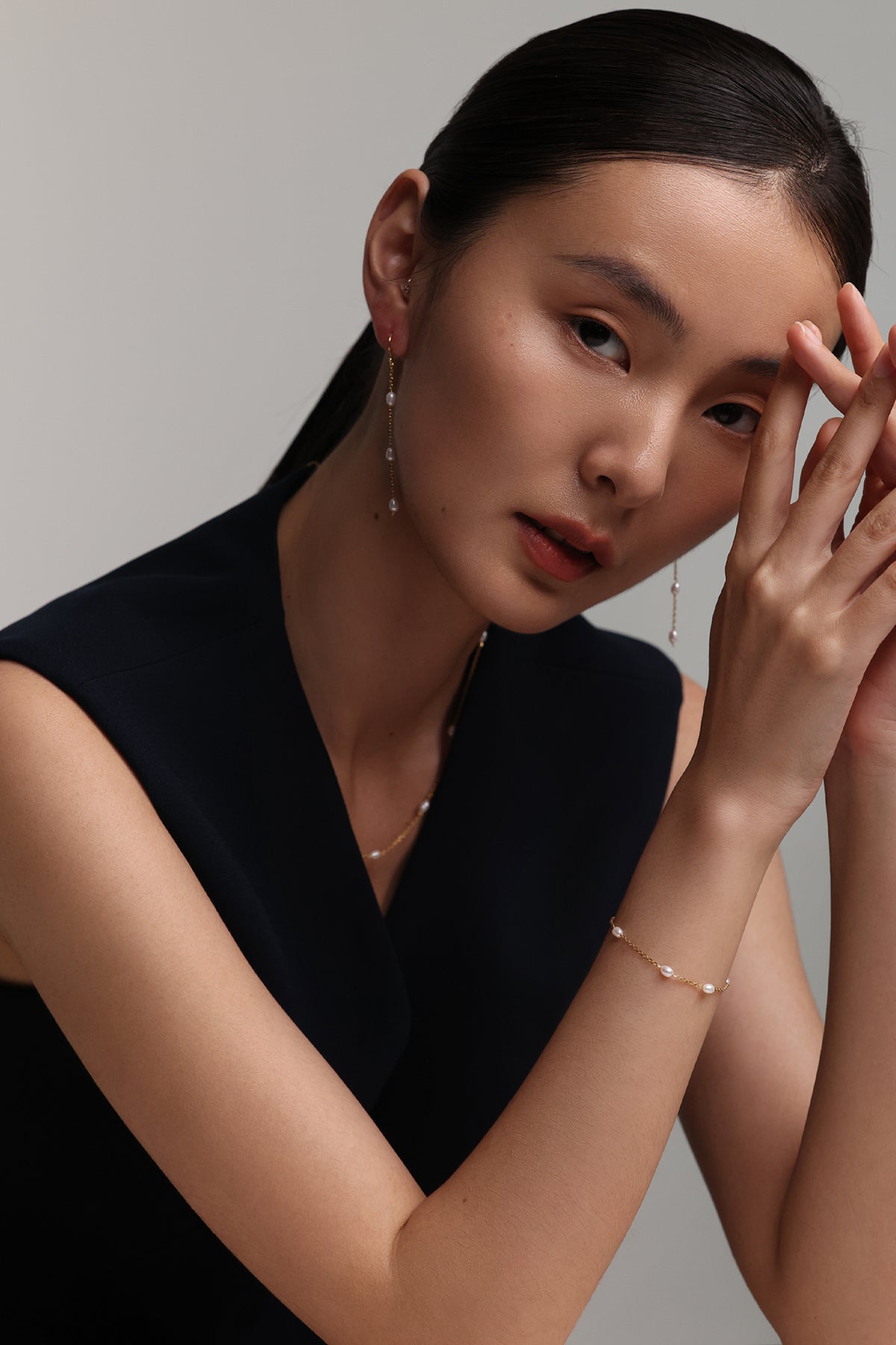 Feines Armband mit kleinen Süßwasserperlen - 925er Sterling Silber, Frau trägt Ohrringe, Kette und Armband im Set