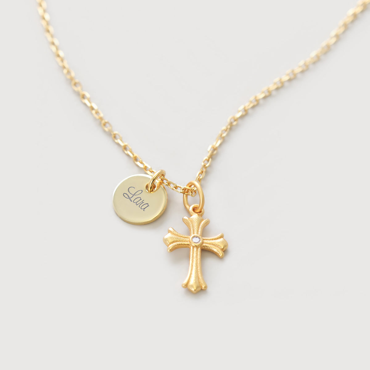 Feine Kreuzkette mit Zirkonia und Gravurplättchen - 925 Sterling Silber, Kreuz neben Plättchen 'Lara'