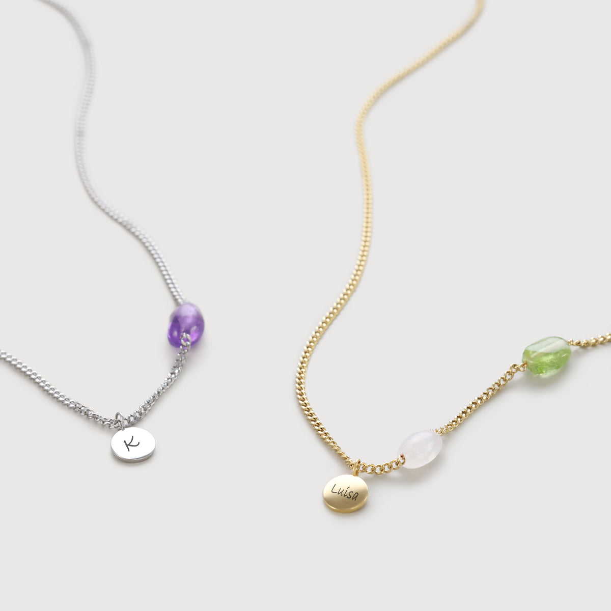 Individuelle Heilenergie-Kette mit personalisiertem Plättchen in Silber und Gold, graviert mit Initialen