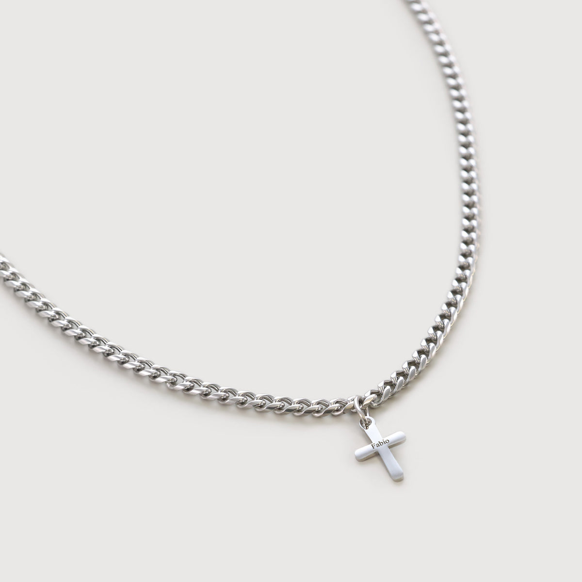 Personalisierte Herren Halskette mit Mini-Kreuzanhänger – silberne Panzerkette mit Kreuz, graviert 'Fabio'