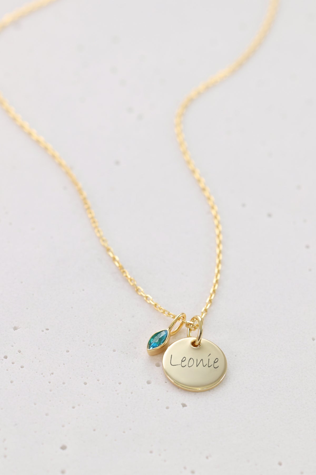 Personalisierte Kette mit Navette-Geburtsstein in Gold, graviert mit Namen 'Leonie'