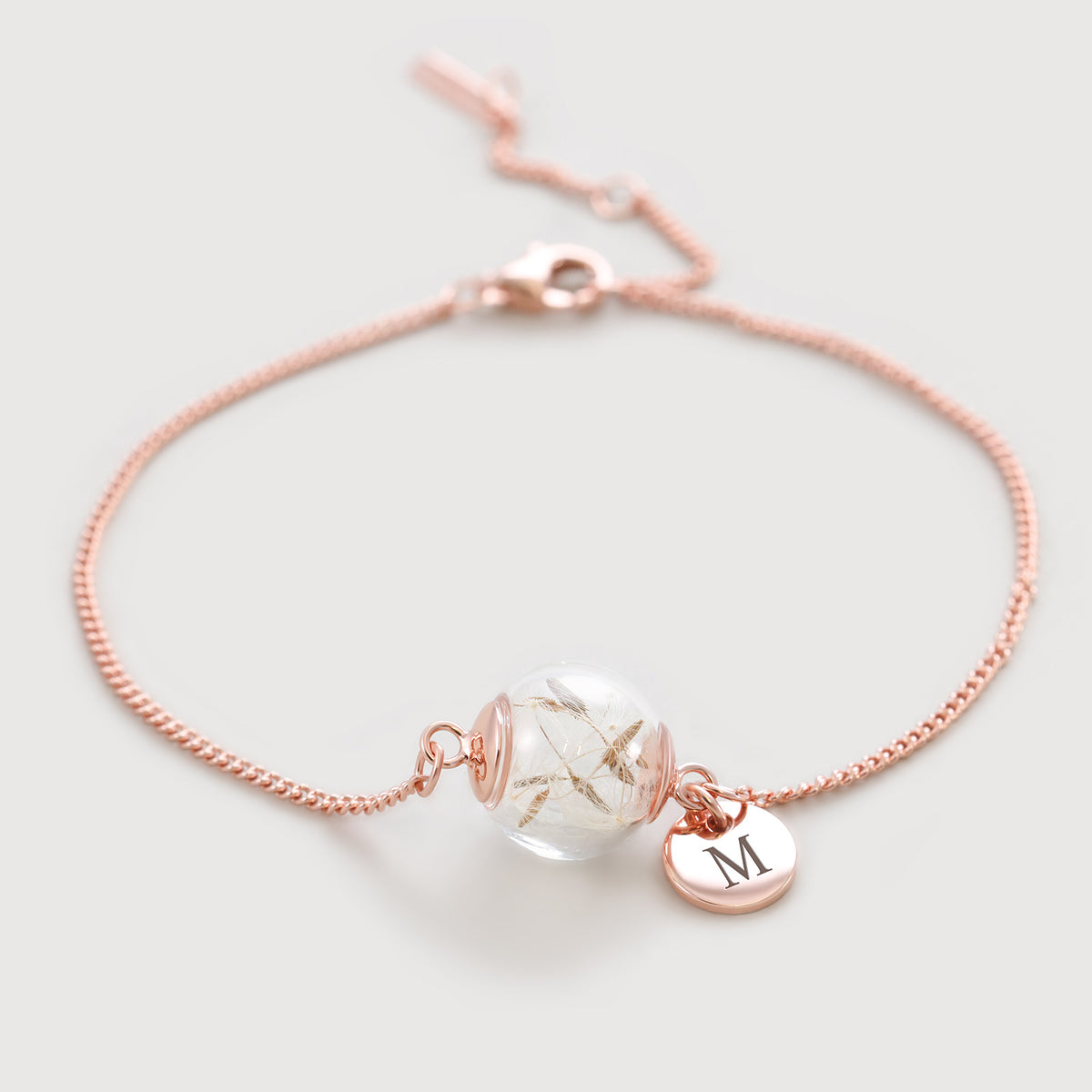 Frau trägt Pusteblumen-Armband mit Wunschgravur, Nahaufnahme an Ohr und Hals