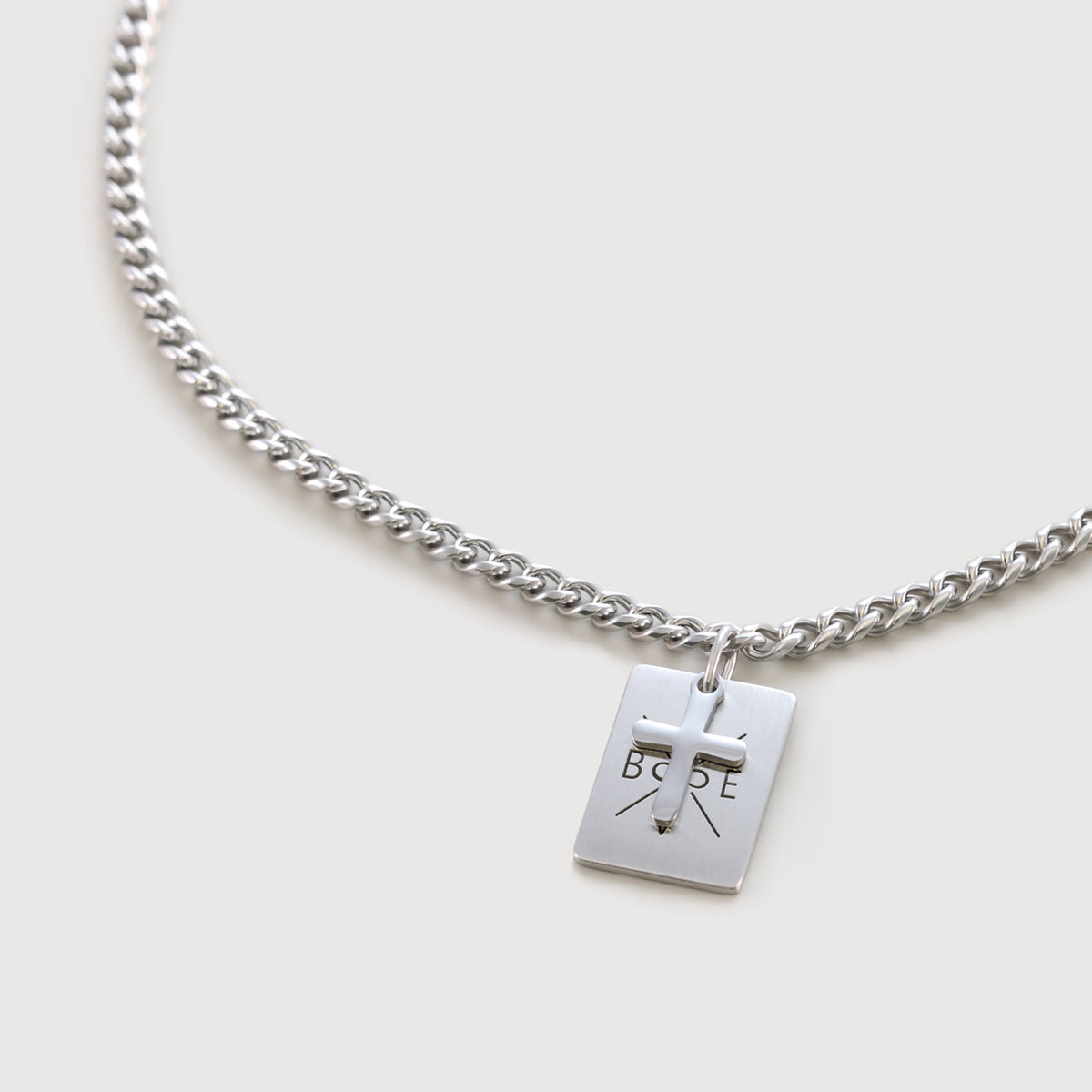 Rechteckige Gravurkette mit Kreuz – silbernes Plättchen graviert 'BODE' mit Kreuzanhänger, Nahaufnahme