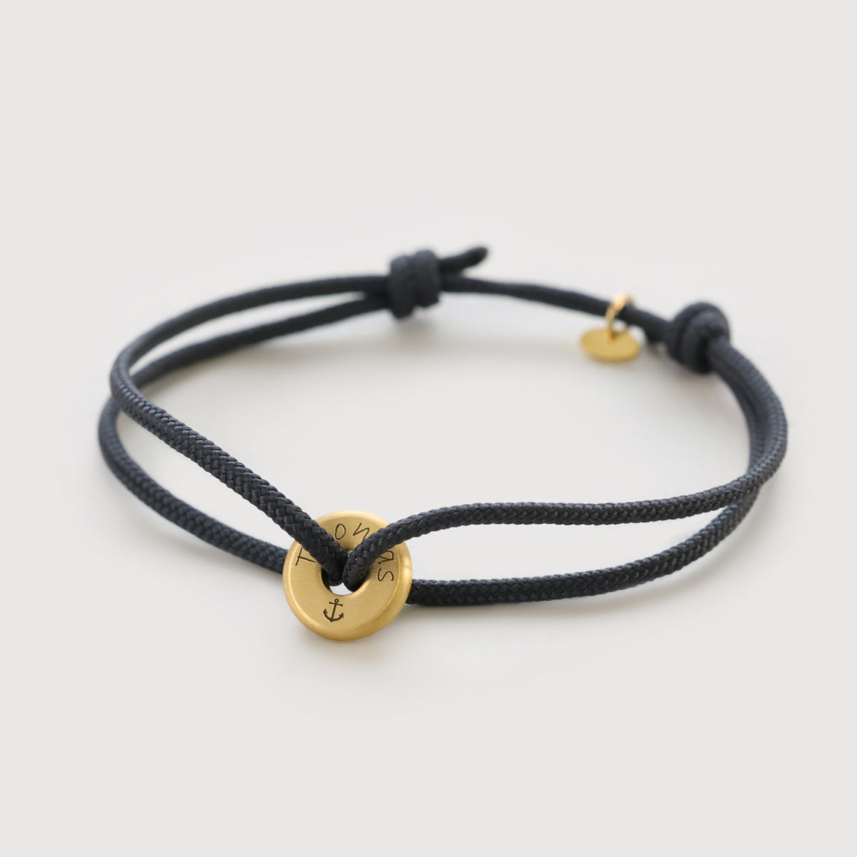 Personalisiertes Segeltau Donut Armband in Gold mit Ankersymbol-Gravur, flach liegend