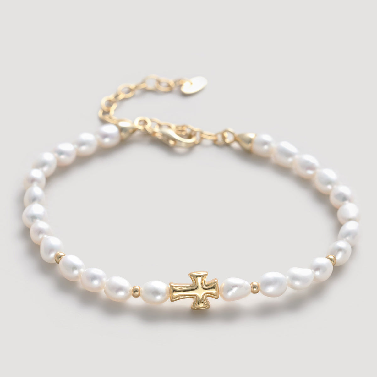 Süßwasserperlen Armband mit zartem Kreuz – Flatlay der kompletten Perlenkette mit goldenem Kreuzanhänger