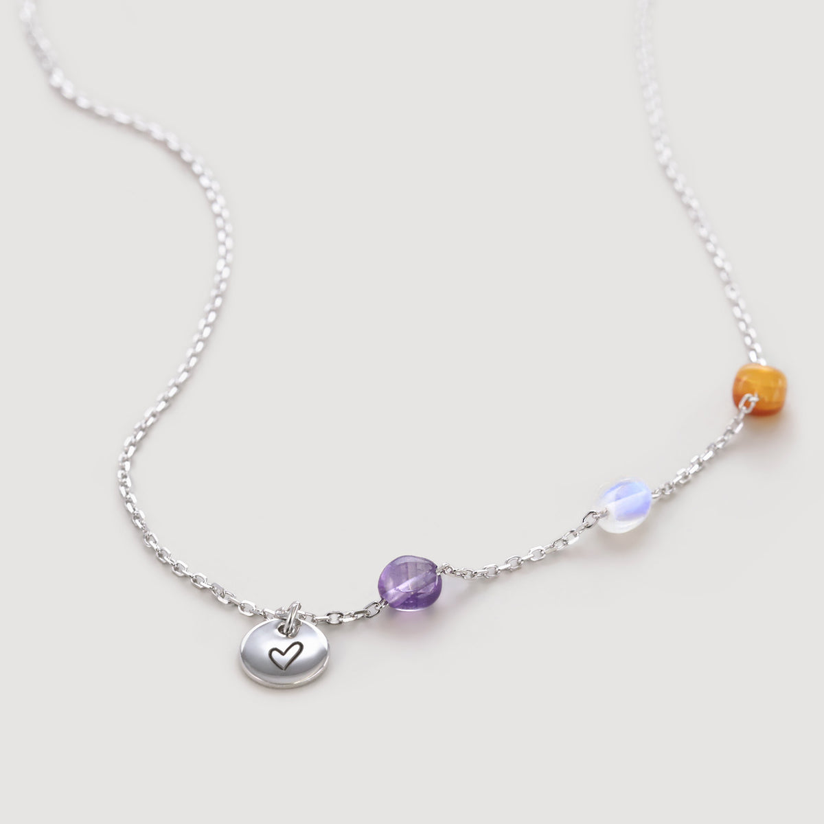Heilenergie-Kette mit Gravurplättchen in Silber – Kette mit Herzgravur und bunten Edelsteinen