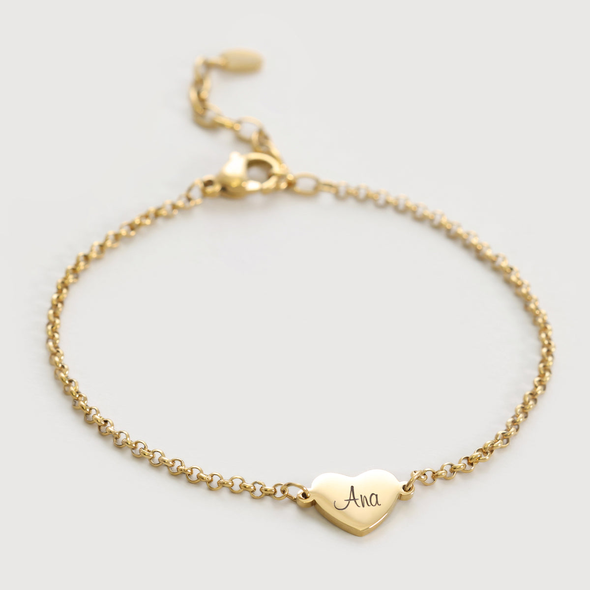 Personalisiertes Herz-Armband in Gold, flach liegend mit Gravur 'Ana'
