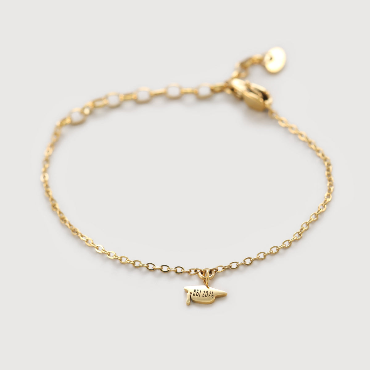 Abschluss Armband mit Doktorhut Anhänger, Gold – flach ausgelegt mit Gravur ABI 2026