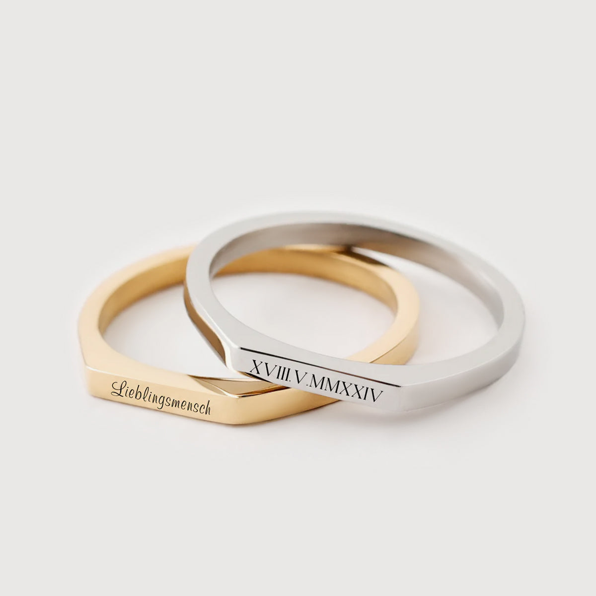 Geometrischer Stapelring in Gold mit Gravur Lieblingsmensch und in Silber mit Datum in römischen Zahlen