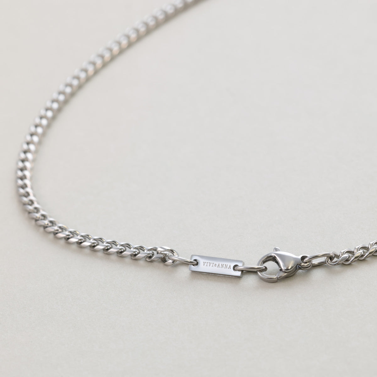 Rechteckige Gravurkette mit Kreuz – Verschluss in Silber mit VIVI&ANNA Markenplättchen, Nahaufnahme