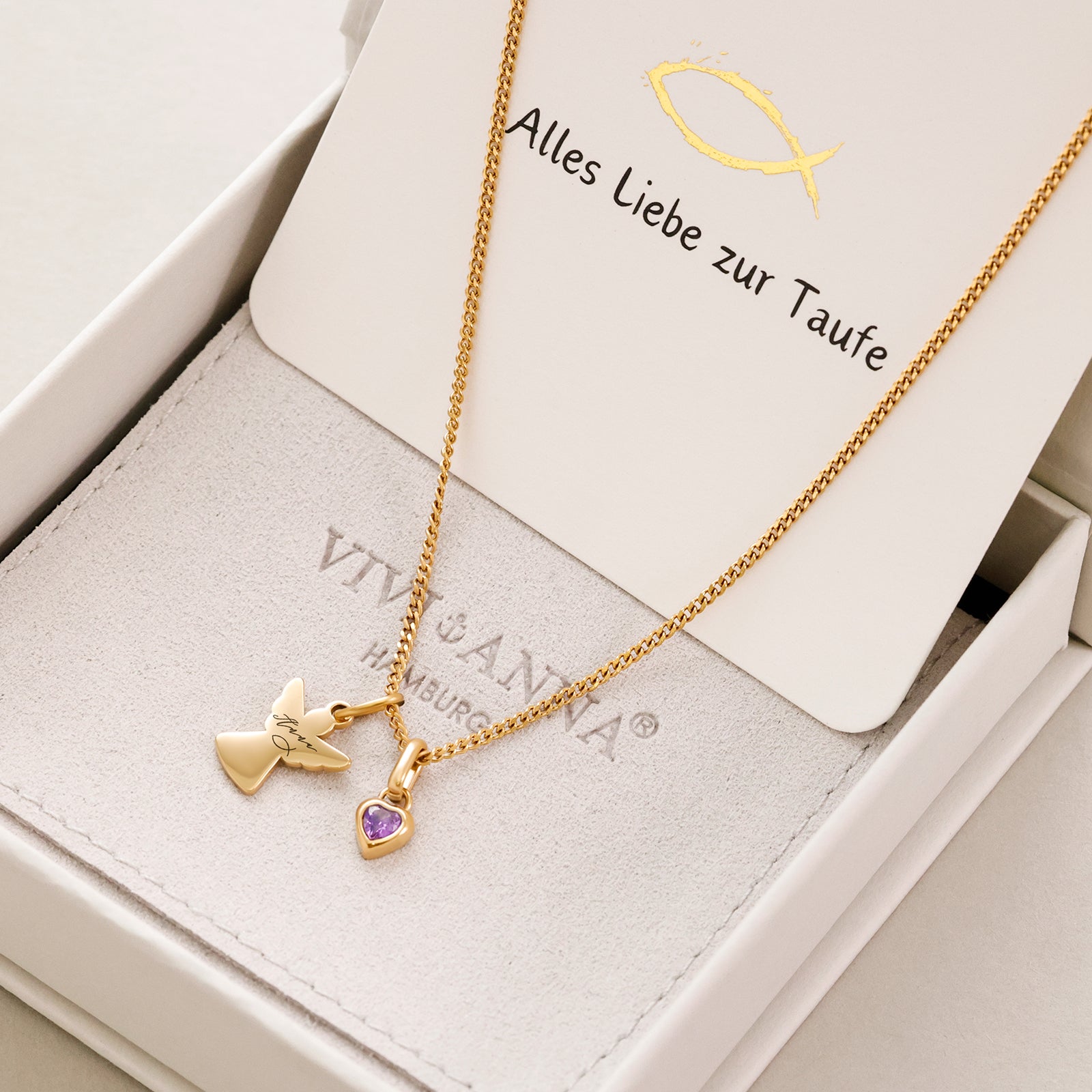 Taufkette in Gold mit Engelanhänger und lila Geburtsstein-Herz in Box mit Taufkarte