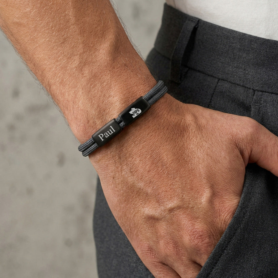 Mann trägt wasserfestes Herrenarmband mit Gravurperlen und Namen 'Paul' am Handgelenk