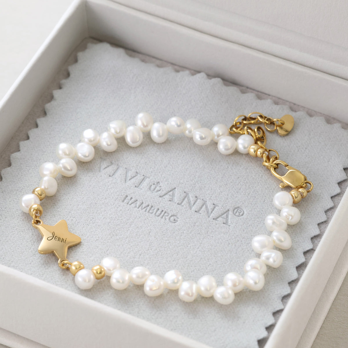 Perlenarmband mit goldenem Stern-Anhänger und Gravur „Jenni“ in Geschenkbox