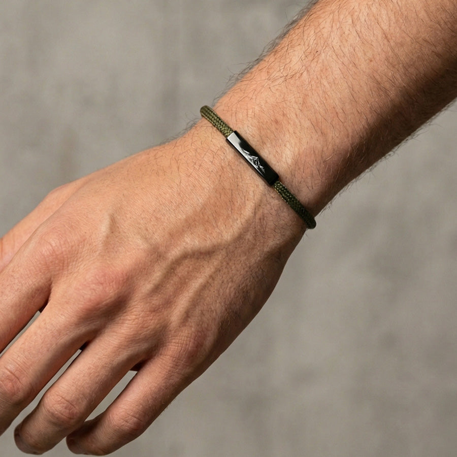 Mann trägt Armband mit Gravur & Magnetverschluss in Oliv am Handgelenk