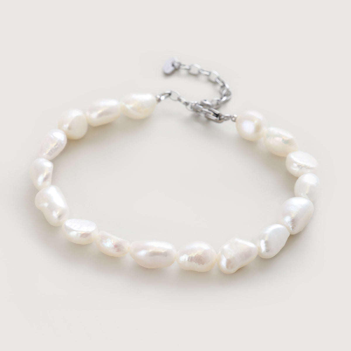 Barock-Perlenarmband Unisex – Edelstahl & Naturform, flach ausgelegt mit silberfarbenem Verschluss