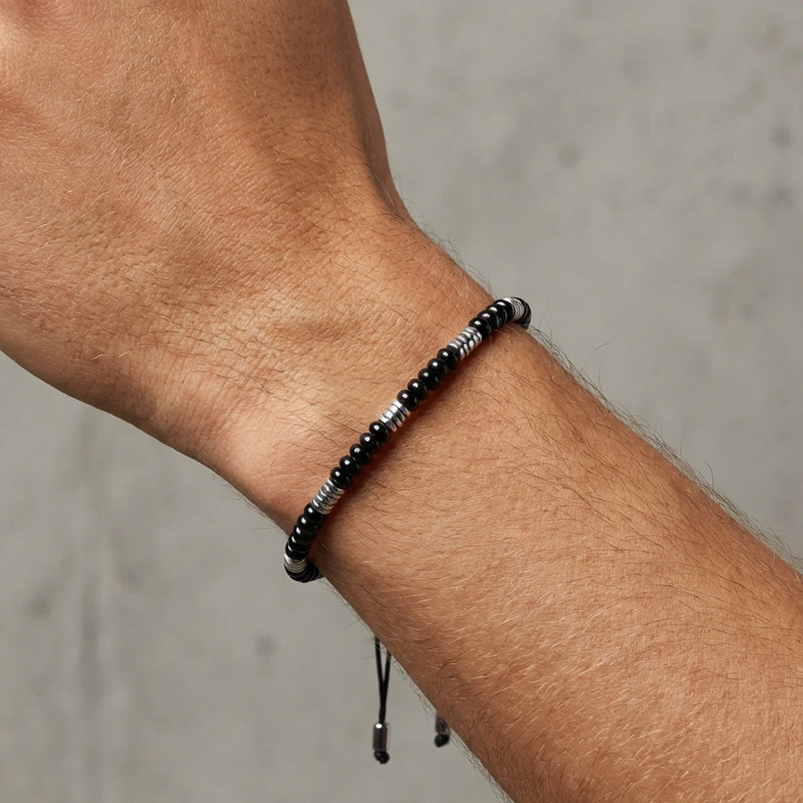 Edelsteinarmband mit schwarzem Onyx und Hämatit am Handgelenk getragen, Nahaufnahme
