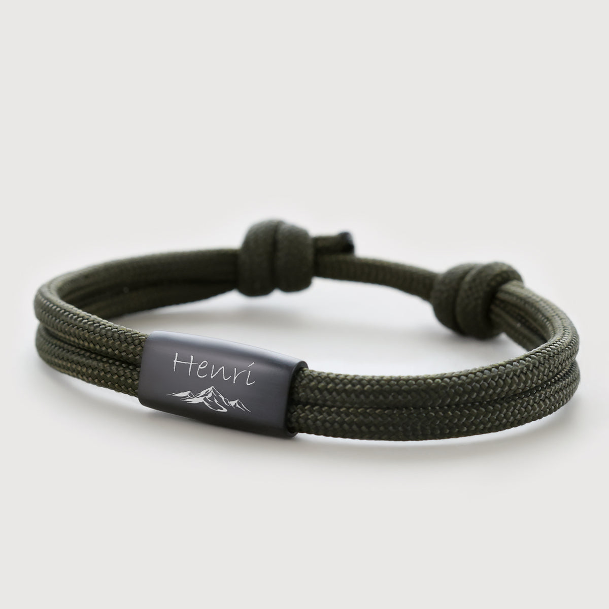 Personalisiertes Segeltau Armband Herren in Oliv – Gravurplatte mit Namen 'Henri' und Bergsymbol