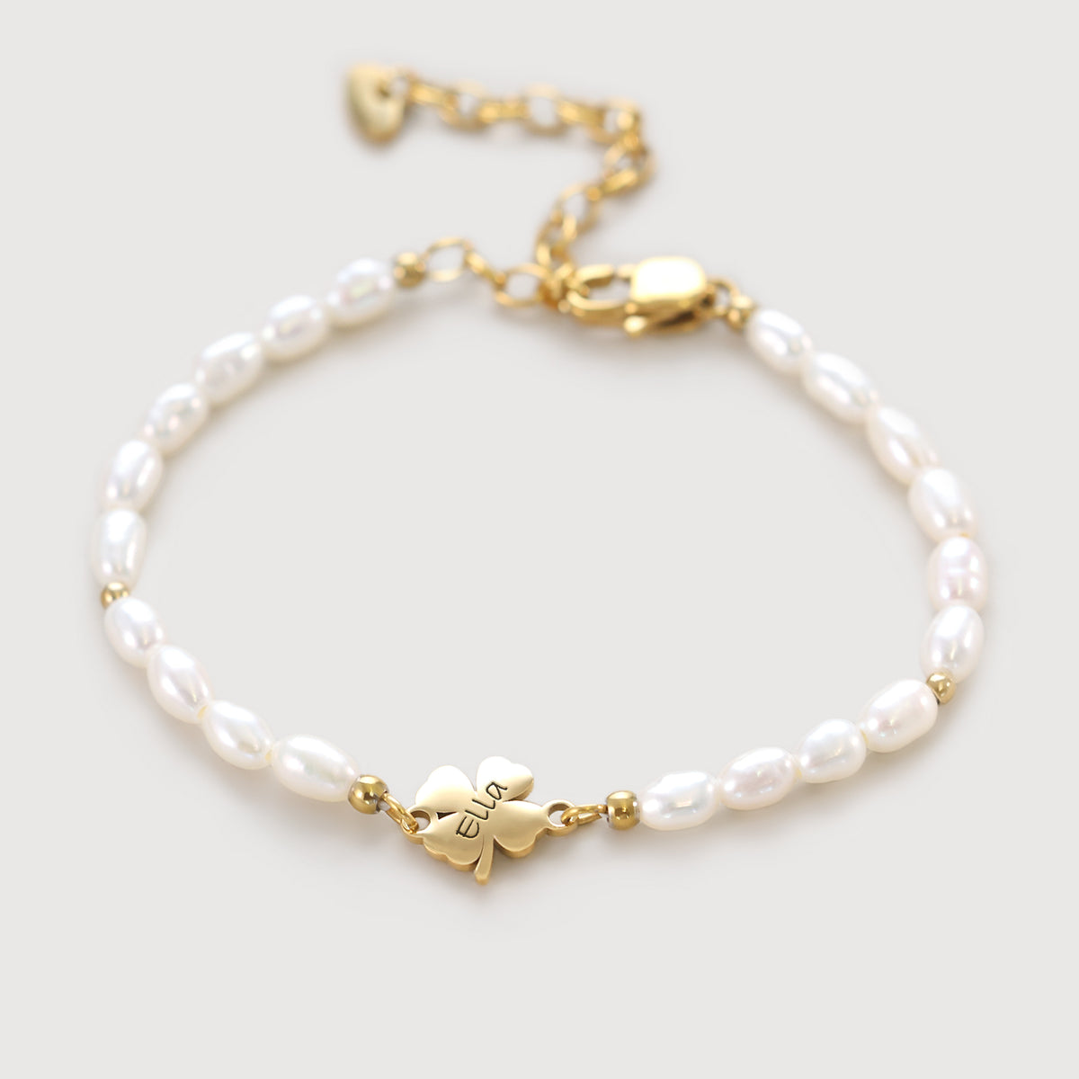 Kleeblatt Perlenarmband mit Gravur, Süßwasserperlen mit goldenem Kleeblatt-Anhänger Ella