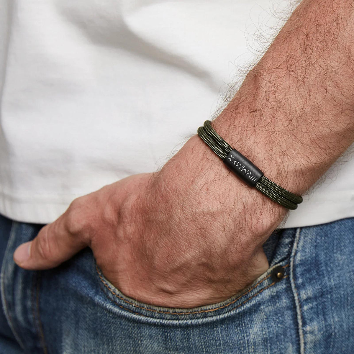 Mann trägt personalisiertes Segeltau Armband für Papa in Grün, Plättchen mit römischen Zahlen graviert