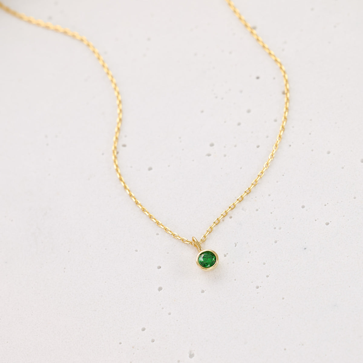 Geburtsstein-Kette in Gold mit rundem grünem Zirkonia-Anhänger, Nahaufnahme