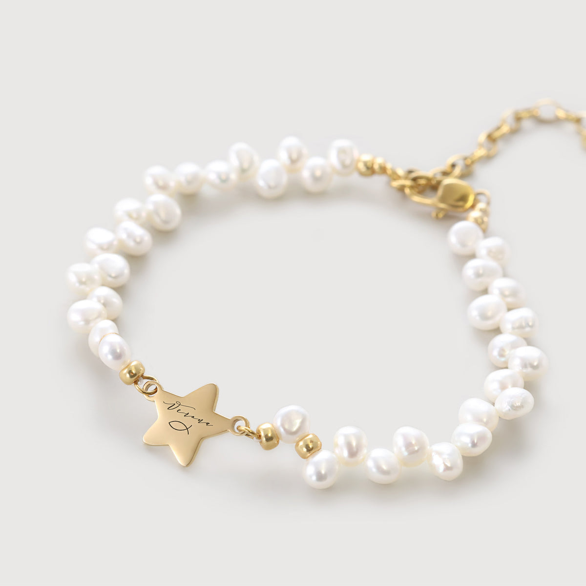 Perlenarmband mit Sternchen-Anhänger, Gravur „Vienna“ mit Fisch-Symbol