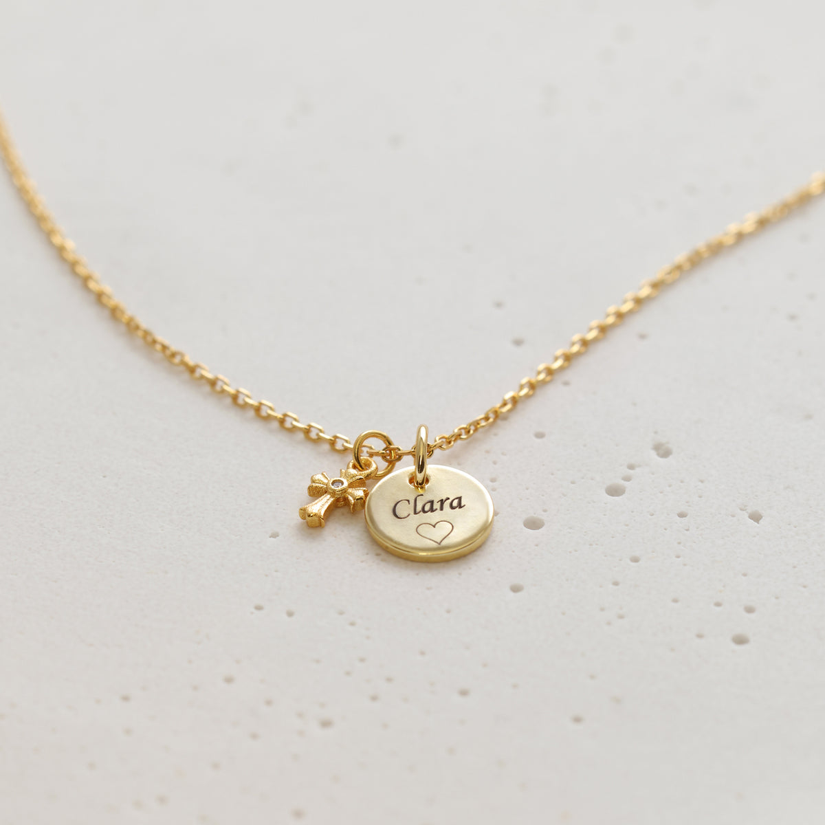 Gravurkette mit kleinem funkelnden Kreuz – 925 Sterling Silber, Kreuzanhänger und Plättchen 'Clara' im Detail