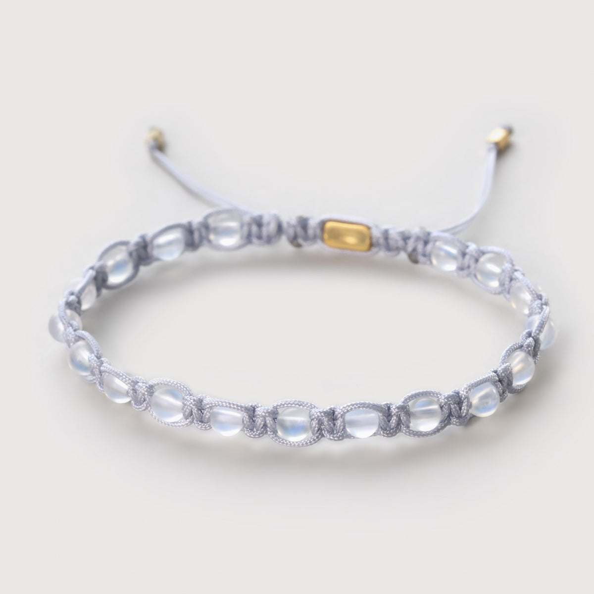 Regenbogenmondstein Makramee-Armband mit verstellbarem goldenem Schieberverschluss