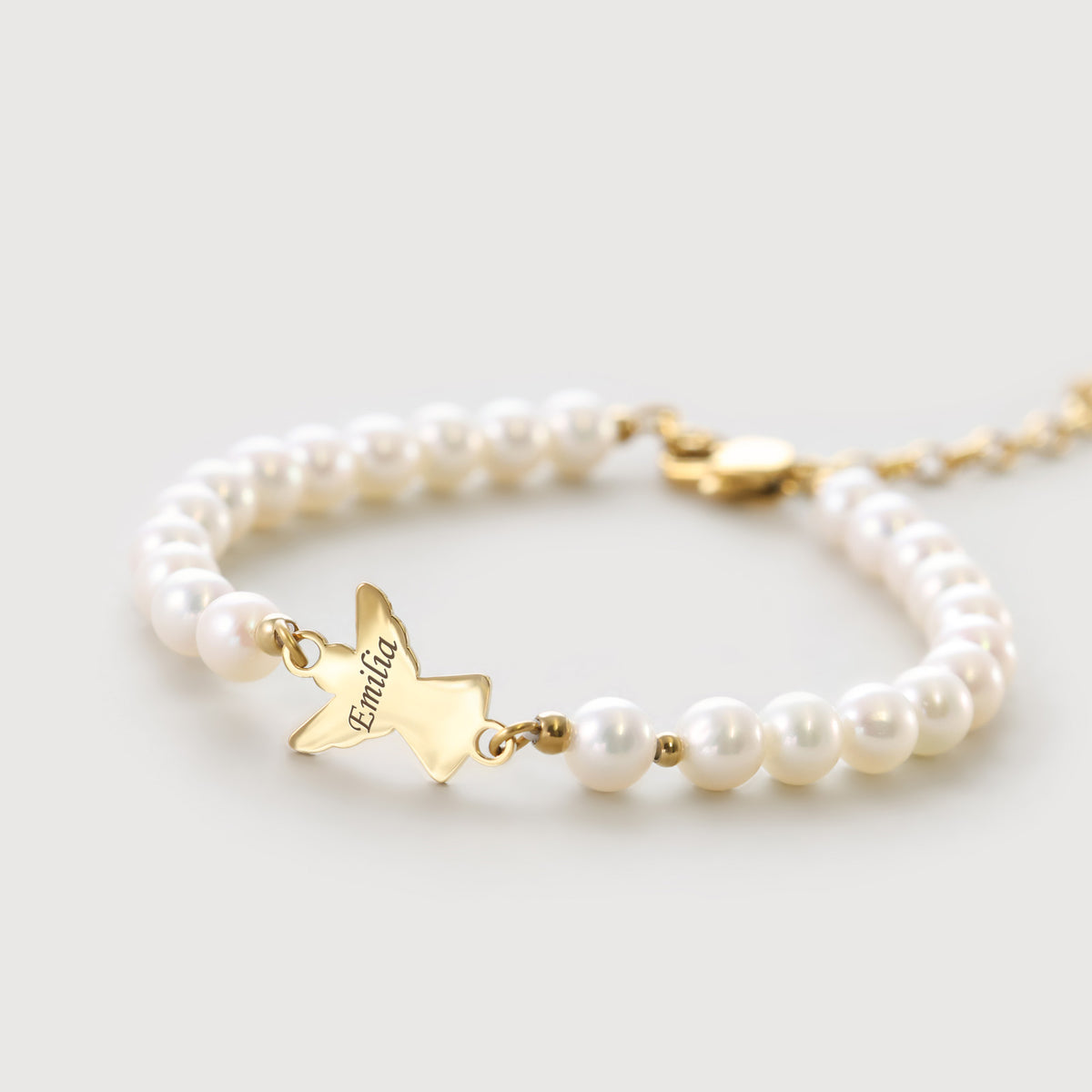 Engel Armband mit Süßwasserperlen in Gold, Engelsanhänger mit Namen 'Emilia' graviert
