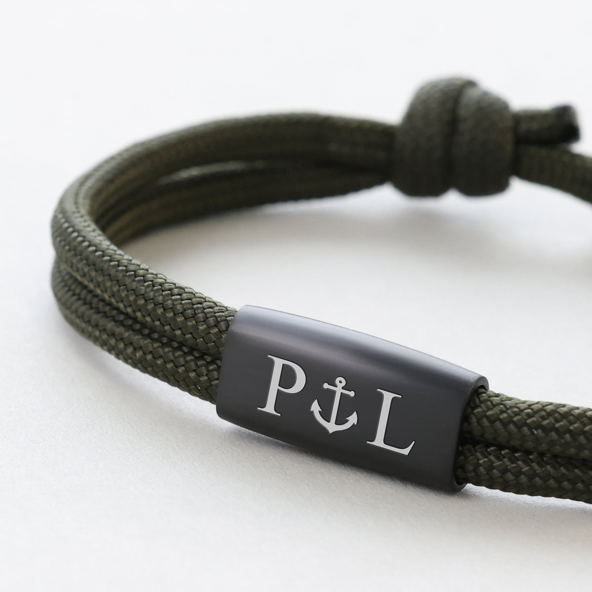 Segeltau Armband Herren in Oliv – Gravurplatte mit Initialen 'P' und 'L' und Anker-Symbol im Detail