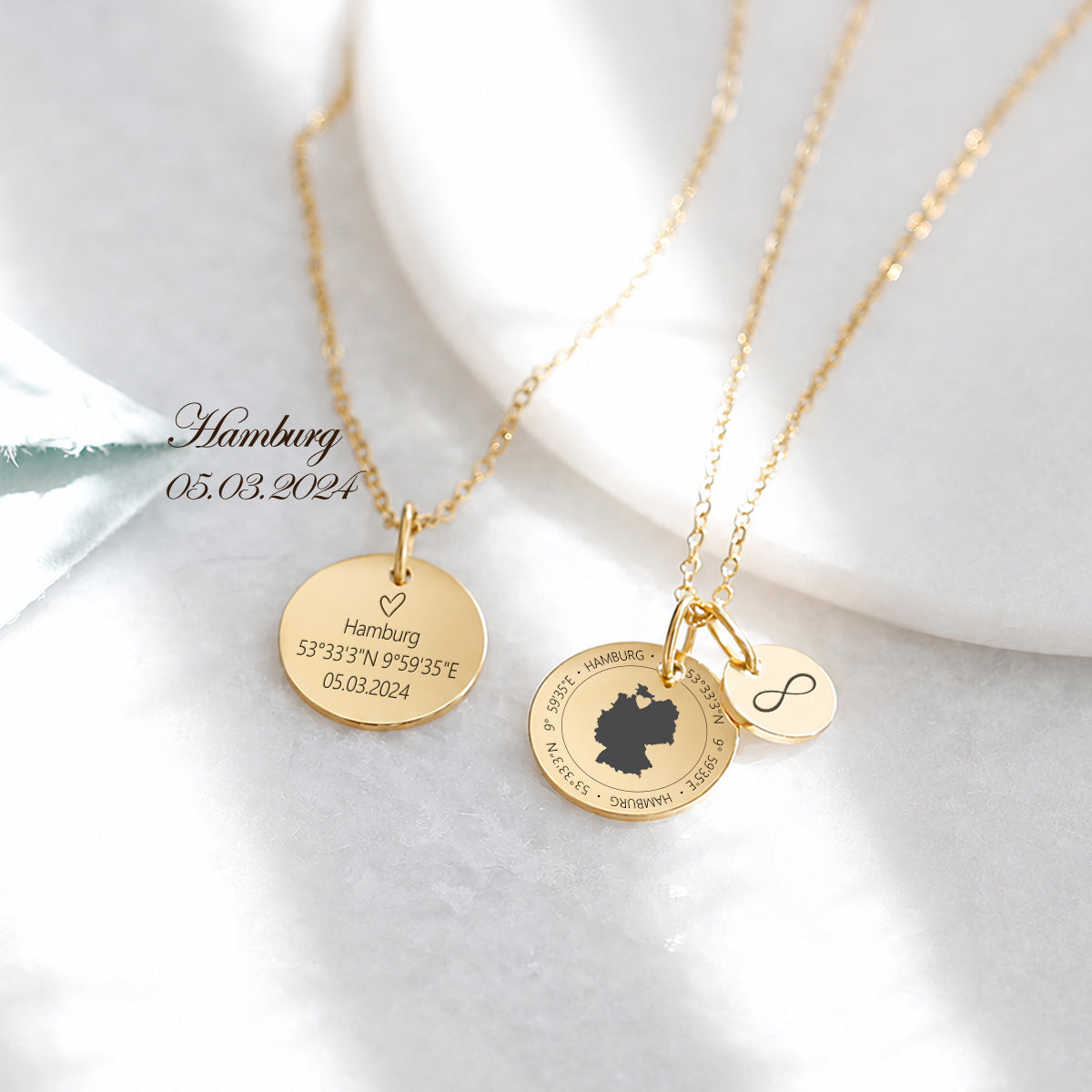 Herzensort Kette in Gold – Landkarten-Anhänger Deutschland mit Herz-Markierung auf Hamburg und Infinity-Charm