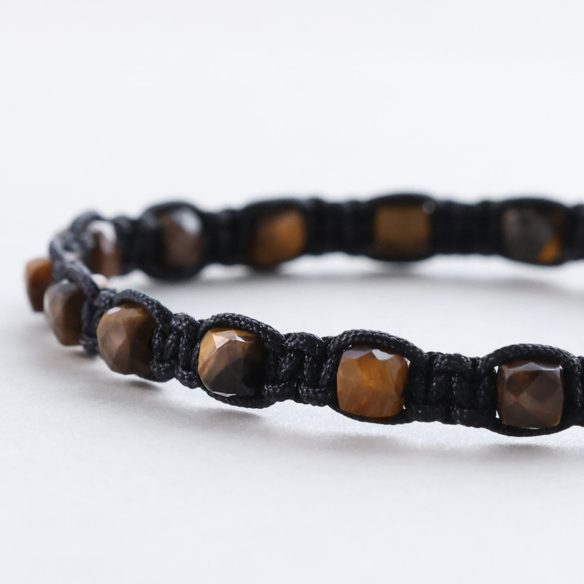 Tigerauge Makramee-Armband personalisierbar – Nahaufnahme der facettierten Tigerauge-Perlen
