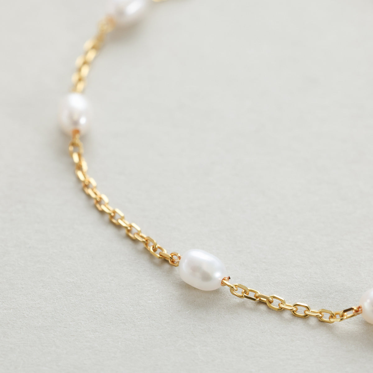 Feines Armband mit kleinen Süßwasserperlen - 925er Sterling Silber, Nahaufnahme der Perlen an goldener Kette