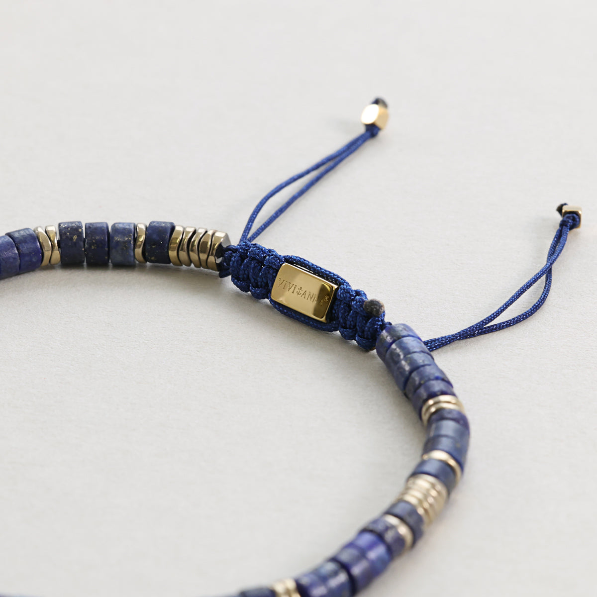 Edelsteinarmband mit Lapislazuli und Hämatit – Nahaufnahme des Verschlussknotens mit VIVIANNA-Gravurperle