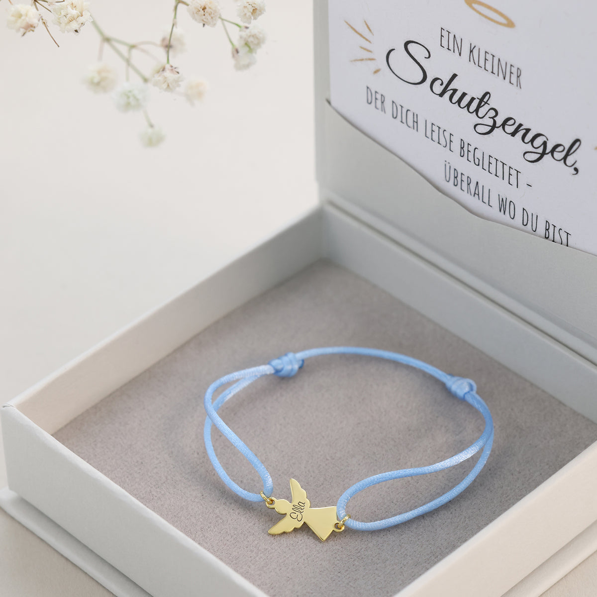 Hellblaues Satinarmband mit goldenem Engel in Box mit Schutzengel-Karte und Schleierkraut