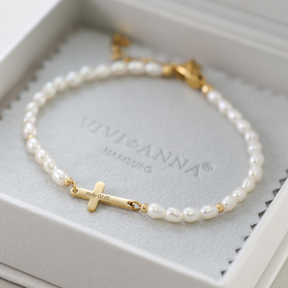 Perlenarmband mit goldenem Kreuz-Anhänger, graviert mit Name und Datum