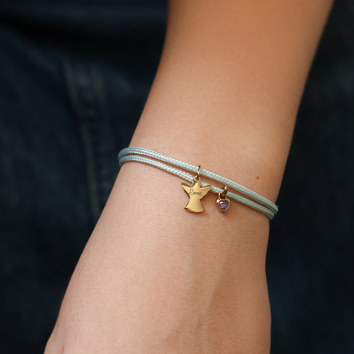 Person trägt mintfarbenes Segeltau Armband mit goldenem Schutzengel-Anhänger, graviert mit Namen Emma