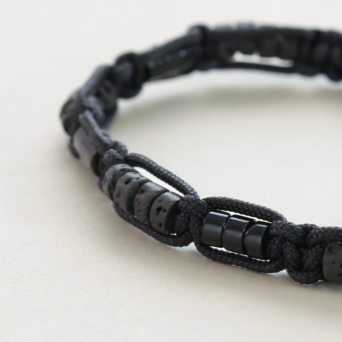 Detailansicht der Lava- und Hämatit-Perlen am schwarzen Makramee Armband