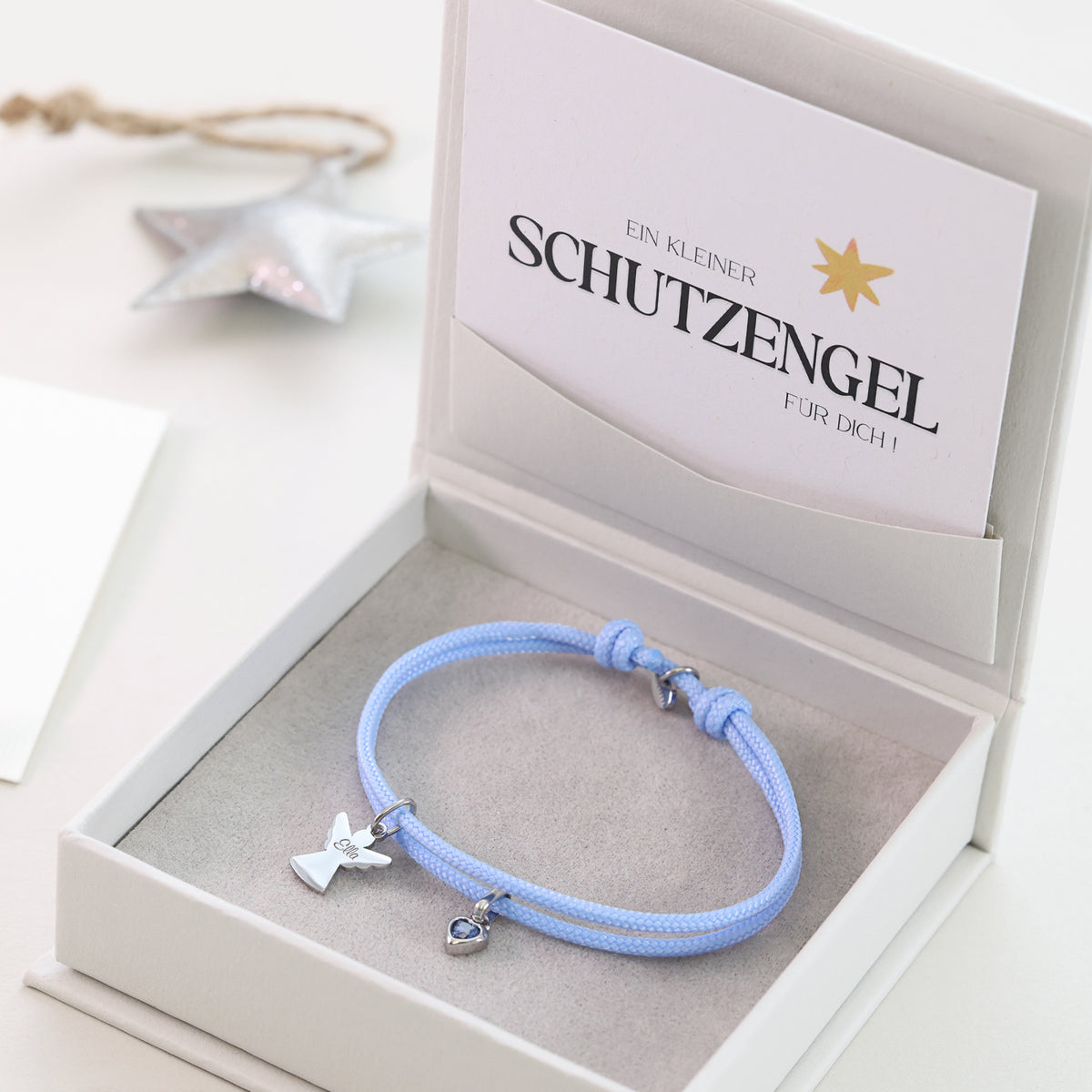 Segeltau Armband mit Schutzengel & Geburtsstein in Hellblau, offene Geschenkbox mit Schutzengel-Karte