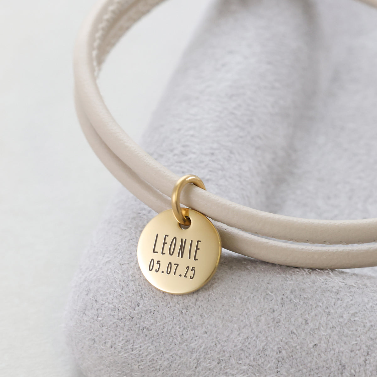 Personalisiertes Lederarmband mit Gravurplättchen in Beige – Anhänger mit 'Leonie' und Datum, Nahaufnahme