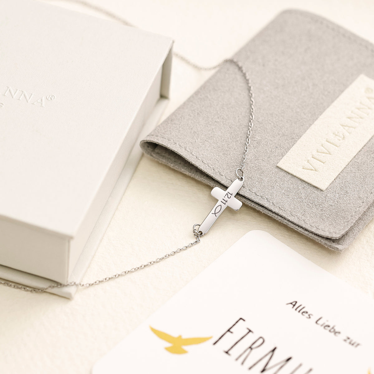 Kreuz Halskette mit Gravur – silberne Kreuzkette mit Fisch-Symbol auf Firmungskarte mit Geschenkbeutel und Box
