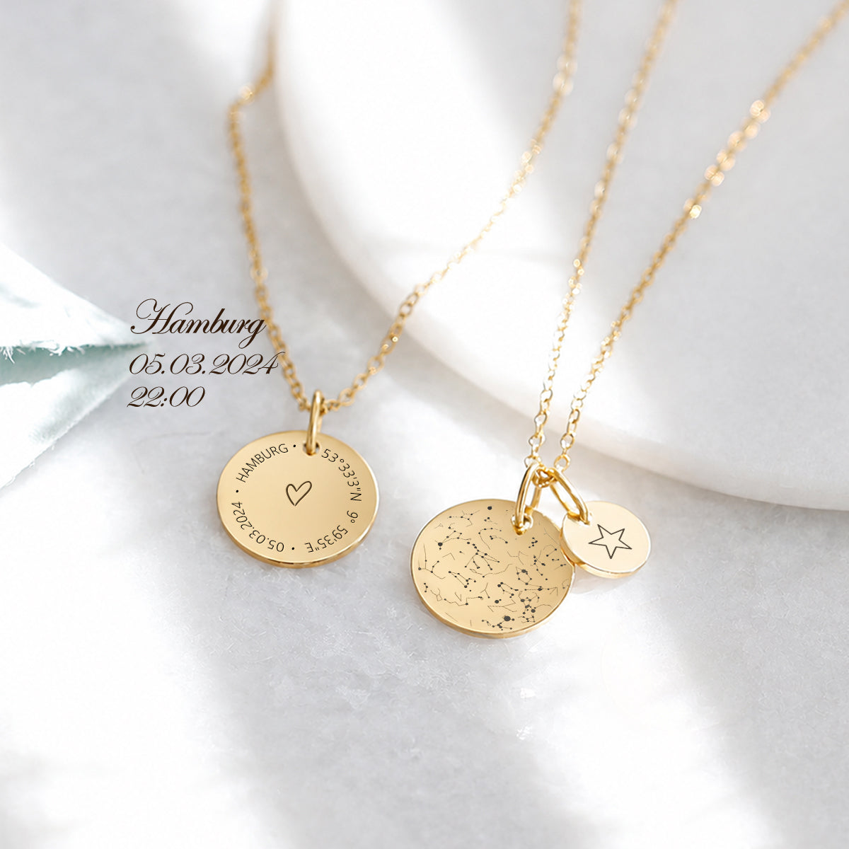 Sternenmoment Kette in Gold – zweireihig getragen mit Sternenhimmel-Scheibe und kleinem Stern-Anhänger